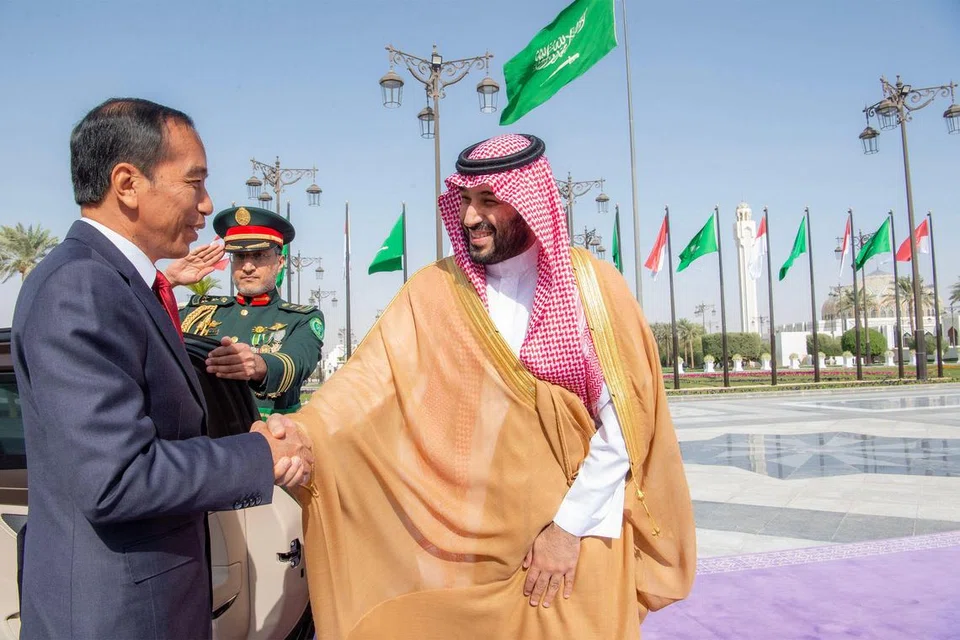 TAMBAH KUOTA HAJI: Presiden Indonesia, Encik Joko Widodo (kiri) berhasil mendapatkan tambahan kuota jemaah haji, ekoran pertemuan dengan Putera Mahkota yang juga Perdana Menteri Arab Saudi, Mohammed Salman Al Saud di Riyadh.