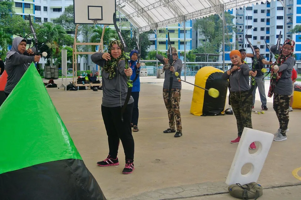 CUBA KEGIATAN BARU: Usia tidak menghalang sekumpulan wanita dari Jawatankuasa Eksekutif Kegiatan Melayu (MAEC) kelab masyarakat ACE The Place untuk mencuba permainan memanah gabus yang lasak. Mereka terdiri daripada (dari kiri) Cik Fauziah Johar, Cik Fatonah Rubaii, Cik Raminah Ishak, Cik June Junaidah, Cik Lynn Abadriah dan Cik Adidah Johar.- Foto NURMAYA ALIAS