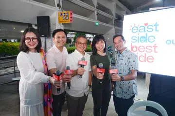 Hadir bagi taklimat media mengenai pelancaran laman web mikro yang memperincikan Pelan East Coast pada 15 April di pusat penjaja Bedok ialah (dari kiri) Cik Hazlina Abdul Halim, Encik Goh Pei Ming, Menteri Kebudayaan, Masyarakat dan Belia, Encik Edwin Tong, Cik Jessica Tan dan Menteri Negara Kanan (Penerangan dan Pembangunan Digital merangkap Pembangunan Negara), Encik Tan Kiat How.