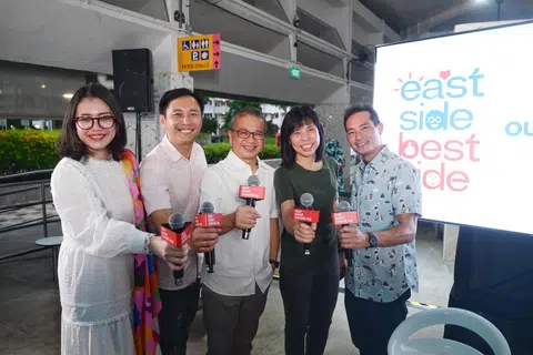 Hadir bagi taklimat media mengenai pelancaran laman web mikro yang memperincikan Pelan East Coast pada 15 April di pusat penjaja Bedok ialah (dari kiri) Cik Hazlina Abdul Halim, Encik Goh Pei Ming, Menteri Kebudayaan, Masyarakat dan Belia, Encik Edwin Tong, Cik Jessica Tan dan Menteri Negara Kanan (Penerangan dan Pembangunan Digital merangkap Pembangunan Negara), Encik Tan Kiat How.