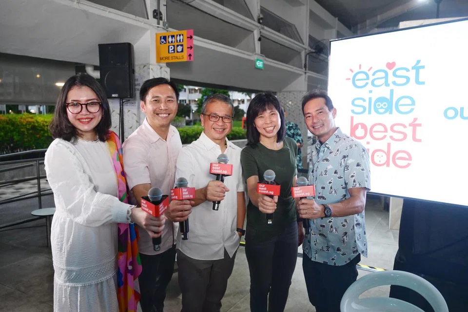 Hadir bagi taklimat media mengenai pelancaran laman web mikro yang memperincikan Pelan East Coast pada 15 April di pusat penjaja Bedok ialah (dari kiri) Cik Hazlina Abdul Halim, Encik Goh Pei Ming, Menteri Kebudayaan, Masyarakat dan Belia, Encik Edwin Tong, Cik Jessica Tan dan Menteri Negara Kanan (Penerangan dan Pembangunan Digital merangkap Pembangunan Negara), Encik Tan Kiat How.