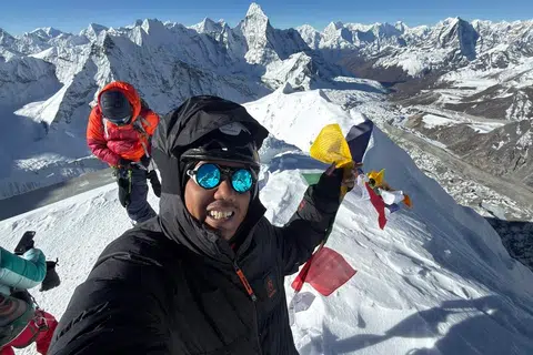 Bila minat terhadap pendakian semakin mendalam, Encik Adib Azman mula pendakian teknikal, dan berjaya memanjat Island Peak di banjaran Himalaya.