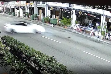 BERUSAHA SELAMATKAN TUNANG DAN RAKAN-RAKAN: Rakaman menunjukkan sebuah kereta putih BMW M4 Coupe dilihat tergelincir selama dua saat di Tanjong Pagar Road sekitar 5.40 pagi pada Sabtu lalu kemudian terbabas di luar kawalan sebelum merempuh rumah kedai. Kenderaan itu meletup dalam satu kebakaran. Sekitar 20 saat kemudian, Cik Raybe Oh Siew Huey dilihat berlari ke arah kenderaan terbakar itu untuk cuba menyelamatkan tunang dan rakan-rakannya. - Foto RAKAMAN KAMERA CCTV PEMBACA ST