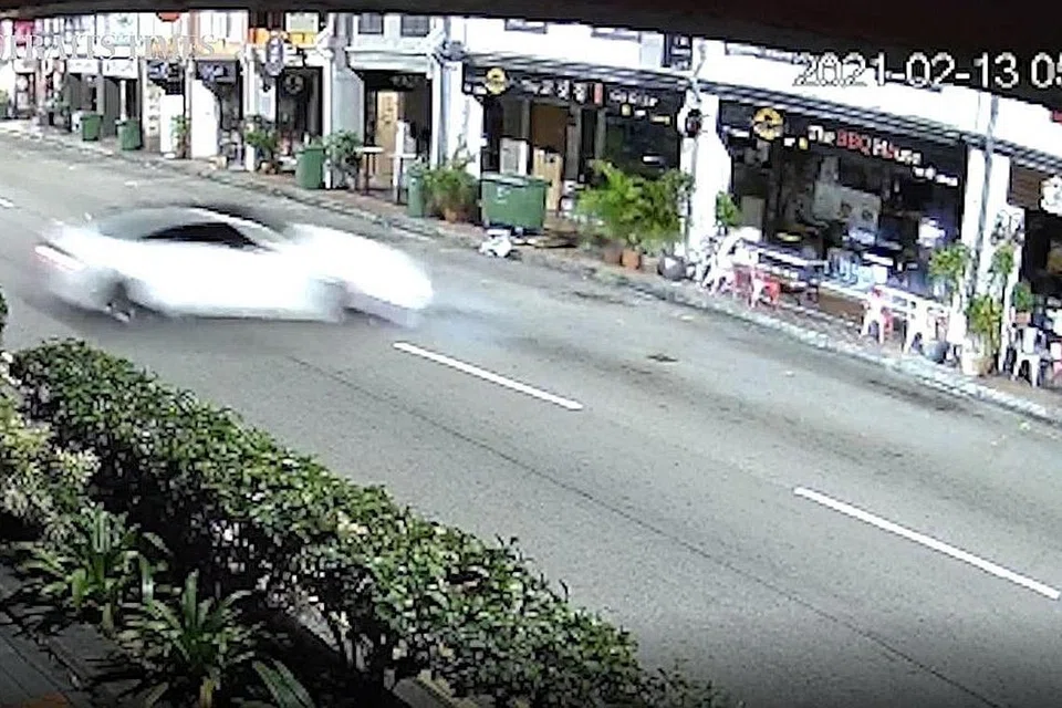 BERUSAHA SELAMATKAN TUNANG DAN RAKAN-RAKAN: Rakaman menunjukkan sebuah kereta putih BMW M4 Coupe dilihat tergelincir selama dua saat di Tanjong Pagar Road sekitar 5.40 pagi pada Sabtu lalu kemudian terbabas di luar kawalan sebelum merempuh rumah kedai. Kenderaan itu meletup dalam satu kebakaran. Sekitar 20 saat kemudian, Cik Raybe Oh Siew Huey dilihat berlari ke arah kenderaan terbakar itu untuk cuba menyelamatkan tunang dan rakan-rakannya. - Foto RAKAMAN KAMERA CCTV PEMBACA ST
