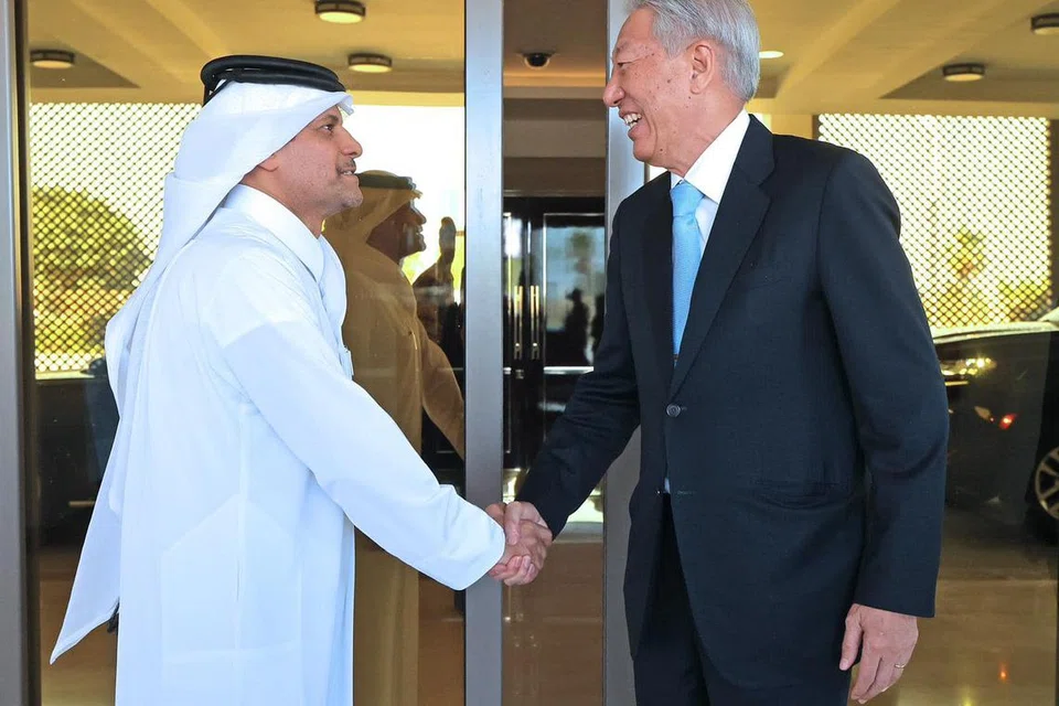 Menteri Kanan yang juga Menteri Penyelaras Bagi Keselamatan Negara, Encik Teo Chee Hean (kanan), bersama Timbalan Perdana Menteri dan Menteri Negara bagi Ehwal Pertahanan, Sheikh Saoud Abdulrahman Al Thani. 