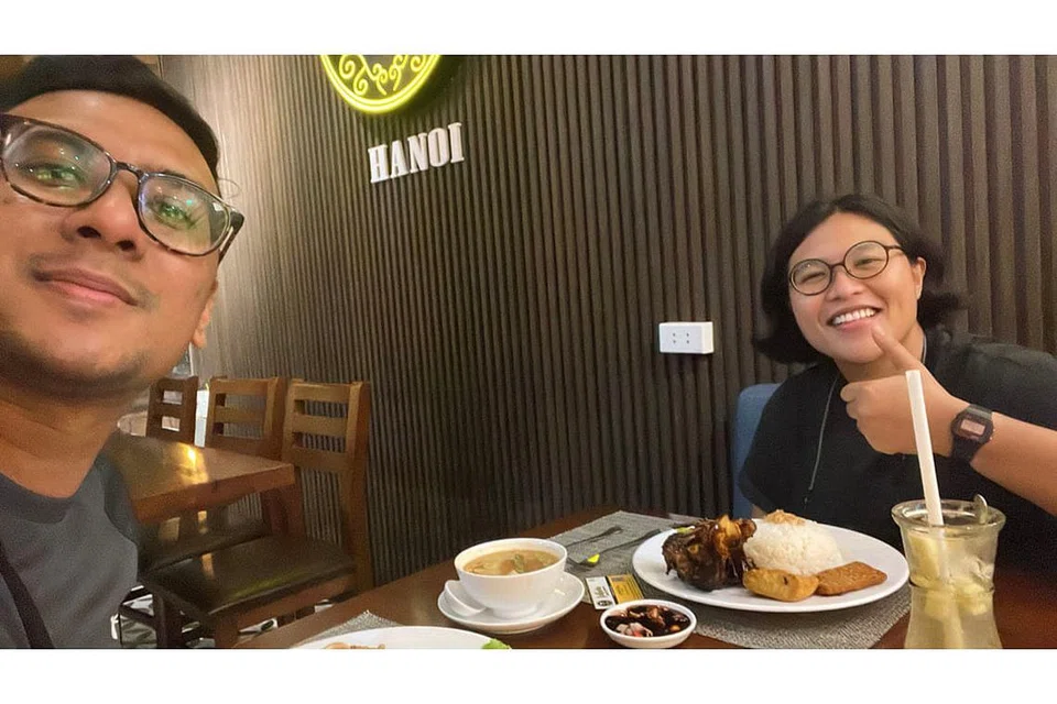 MAKANAN HALAL: Wartawan Berita Minggu (BM) Hakim Yusof dan Zulaiqah Abdul Rahim menikmati juadah di Restoran dan Kafe Batave - antara satu restoran halal di Hanoi. - Foto BM oleh HAKIM YUSOF