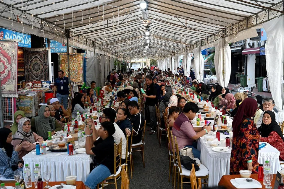 Lebih 250 meja disusun rapi di jalan raya yang ditutup khas untuk majlis itu.