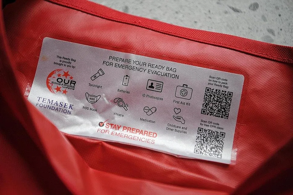 PERSIAPAN HADAPI KECEMASAN: Kod QR yang dilekatkan pada permukaan dalam beg cenderamata memberi maklumat kepada pengguna tentang barang apa perlu dimasukkan ke dalam beg kecemasan. - Foto BH oleh MARK CHEONG