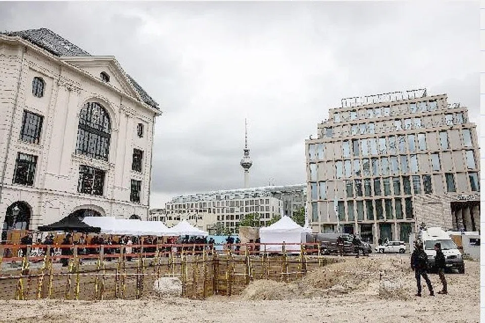 LOKASI BANGUNAN: Tapak binaan bangunan berbilang agama di Berlin, Jerman. - Foto EPA-EFE 