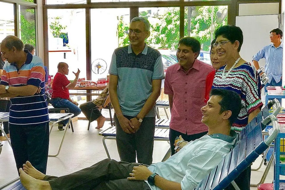 DARAH TAK KIRA BANGSA: Persatuan Jain Singapura dan IRCC Geylang Serai menganjurkan acara derma darah di premis Persatuan Jain di Jalan Yasin. Seramai 120 penderma menghadiri acara tersebut dan 40 unit darah didermakan. - Foto IRCC GEYLANG SERAI