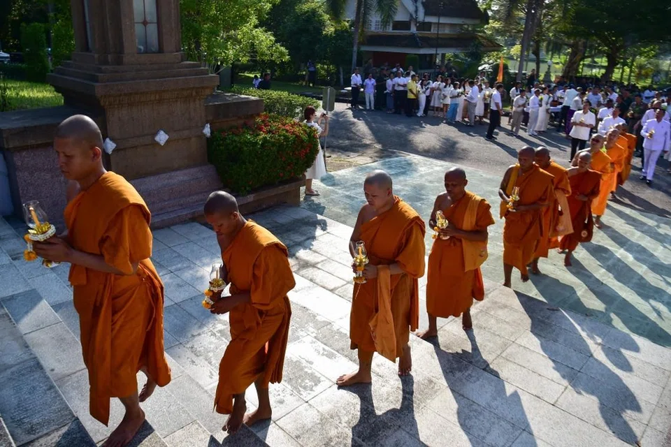 Para sami Buddha berjalan menuju ke arah patung Buddha gergasi sempena sambutan Hari Asalha Bucha di bandar Narathiwat, selatan Thailand, pada 10 Julai 2025. Skandal melibatkan dakwaan hubungan seksual dan pemerasan kini menggoncang institusi keagamaan Buddha di negara itu. 