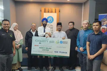 Masjid Kassim berjaya kumpul lebih $77,000 bagi usaha bantuan Gaza dan menyampaikan kepada Mercy Relief dengan cek untuk jumlah penuh yang dikumpulkan pada 4 Januari. Pengerusi Mercy Relief, Encik Satwan Singh (empat dari kiri), dan Pengerusi Masjid Kassim, Encik Mohamed Zain Mohd (empat dari kanan), bergambar bersama kakitangan kededua organisasi tersebut.