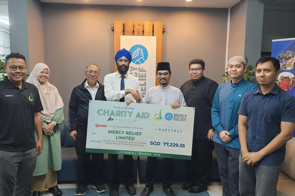 Masjid Kassim berjaya kumpul lebih $77,000 bagi usaha bantuan Gaza dan menyampaikan kepada Mercy Relief dengan cek untuk jumlah penuh yang dikumpulkan pada 4 Januari. Pengerusi Mercy Relief, Encik Satwan Singh (empat dari kiri), dan Pengerusi Masjid Kassim, Encik Mohamed Zain Mohd (empat dari kanan), bergambar bersama kakitangan kededua organisasi tersebut.