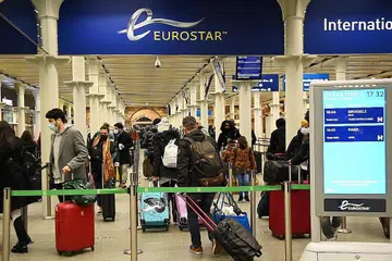 BERATUR PANJANG: Pengembara di stesen keretapi Cross St.Pancras beratur untuk menaiki kereta api ke Paris dari London. Beberapa negara EU seperti Austria, Belgium, Perancis, Jerman, Ireland, Italy dan Belanda sudah pun mengumumkan penangguhan perhubungan udara dan dalam beberapa kes membabitkan perhubungan melalui kereta api dan feri ke Britain. - Foto EPA-EFE