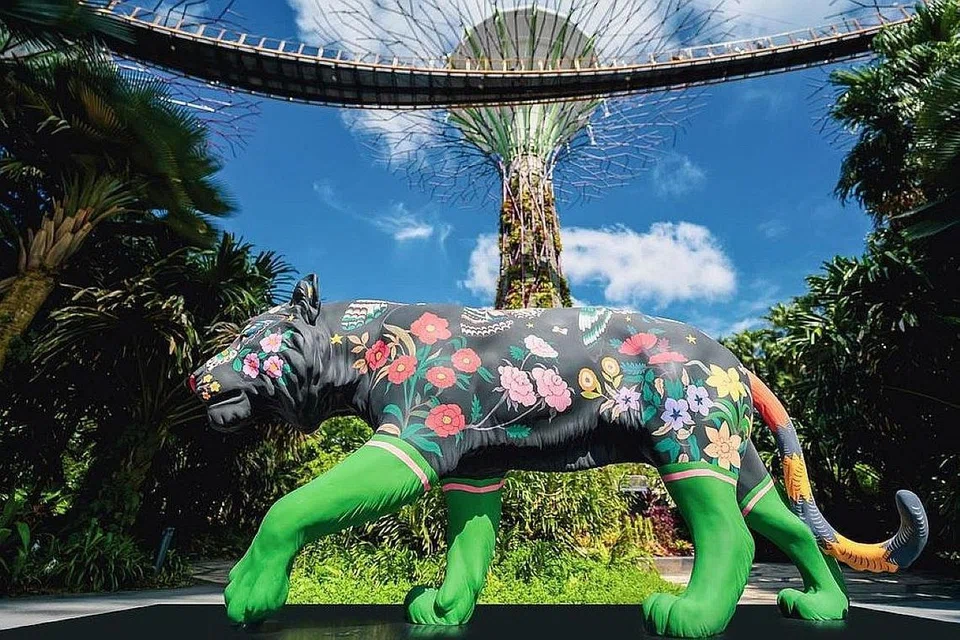 PELBAGAI KEGIATAN: Selain menghayati pelbagai corak menarik arca harimau di SuperTree Grove, orang ramai boleh mendapatkan pasport Jejak Harimau percuma dan memulakan pengembaraan mini mereka sendiri untuk belajar tentang biodiversiti.