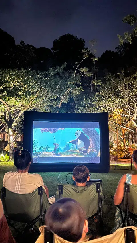 Tetamu boleh menonton wayang dalam suasana semula jadi ditemani langit berbintang.