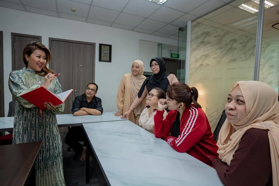 BERSATU HATI: Cik Hilwah Ibrahim Brown (kiri), ketika memberi taklimat kepada kakitangan agensi, Hilwah Maid Agency dan Aurora Employment Serrvices mengenai kedatangan pembantu rumah migran baru yang akan tiba ke Singapura. 
