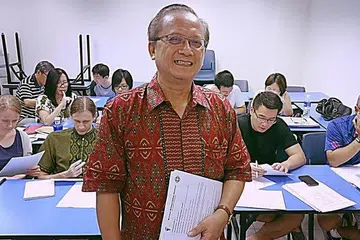 MEMBURU ILMU: Encik Yahya Hamid mengajar Bahasa Melayu kepada orang bukan Melayu sejak 2004 lagi di kelab masyarakat dan balai rakyat di sini. Pada pengujung 2017, beliau memutuskan untuk mengikuti pengajian peringkat Doktor Falsafah (PhD) di Universiti Kebangsaan Malaysia (UKM). - Foto ihsan YAHYA HAMID