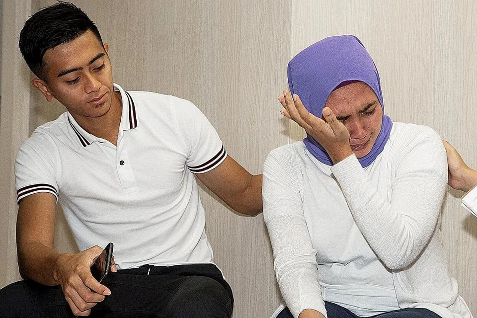 SEBAK DENGAN NASIB ANAK: Cik Ira (atas), seorang warga Malaysia, sebak dengan nasib yang menimpa anaknya yang berusia dua tahun, Muhd Raffique Rayfal Mohd Nasharuddin, yang sebelum ini sihat dan aktif, kini terlantar di Unit Jagaan Rapi (ICU) Hospital Universiti Nasional (NUH). Di sebelah Cik Ira ialah adik beliau, Encik Amy Recha. - Foto FACEBOOK AMY RECHA