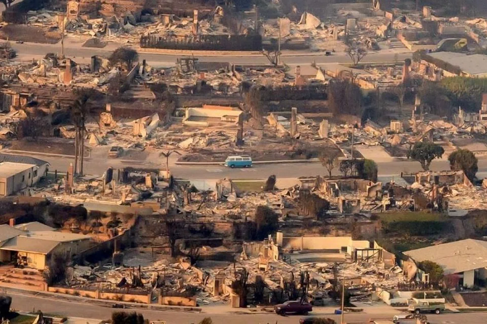 Imej dari udara menunjukkan rumah penduduk terbakar dalam kejadian kebakaran besar berhampiran kejiranan Pacific Palisades di Los Angeles, Amerika Syarikat.