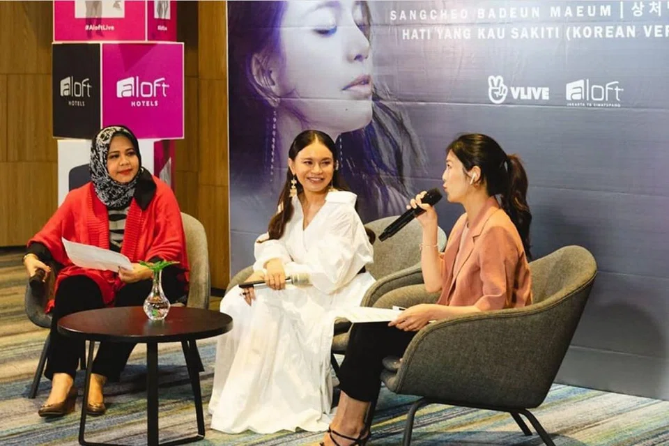 BERKONGSI KISAH 'CINTA': Rossa (tengah) yang ditemani pengacara sidang media maya menerusi Zoom, Cik Teini Rusmitantri (kiri), dan penterjemah bahasa Korea, Cik Noona Rosa, begitu teruja menceritakan tentang terpautnya beliau dengan drama Korea dan bahasa Korea sepanjang bekerja dari rumah sewaktu pandemik Covid-19. - Foto INSTAGRAM ROSSA