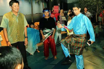 USAHA BERTERUSAN: Usaha pemerintahan bagi merangsang penggunaan bahasa Ibunda dalam kalangan pelajar perlu sokongan pihak berkepentingan lain seperti ibu bapa, bagi berjaya. Di sini, pengerusi Majlis Bahasa Melayu Singapura dan Setiausaha Parlimen (Pendidikan merangkap Pembangunan Sosial dan Keluarga) Profesor Madya Muhammad Faishal Ibrahim, bermain capteh dengan disaksikan oleh Pemangku Menteri Pendidikan (Sekolah) ketika itu, Encik Ng Chee Meng, semasa pelancaran Bulan Bahasa di Muzium Negara pada September tahun lalu. - Foto KHALID BABA