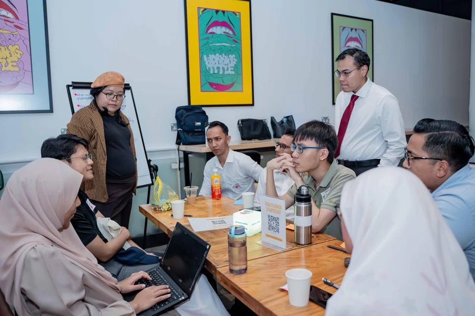 Pesuruhjaya Kehakiman Mahkamah Agung, Encik Mohamed Faizal Mohamed Abdul Kadir (berdiri, kanan) mendengar sesi perbincangan berkumpulan di mana peserta berkongsi pendapat mengenai mobiliti sosial, pendidikan adil dan terangkum, keterangkuman sosial, serta pemerkasaan sosial semasa sesi kelima Siri Jauhari di kafe (working title), Maktab Seni Lasalle pada 30 September.