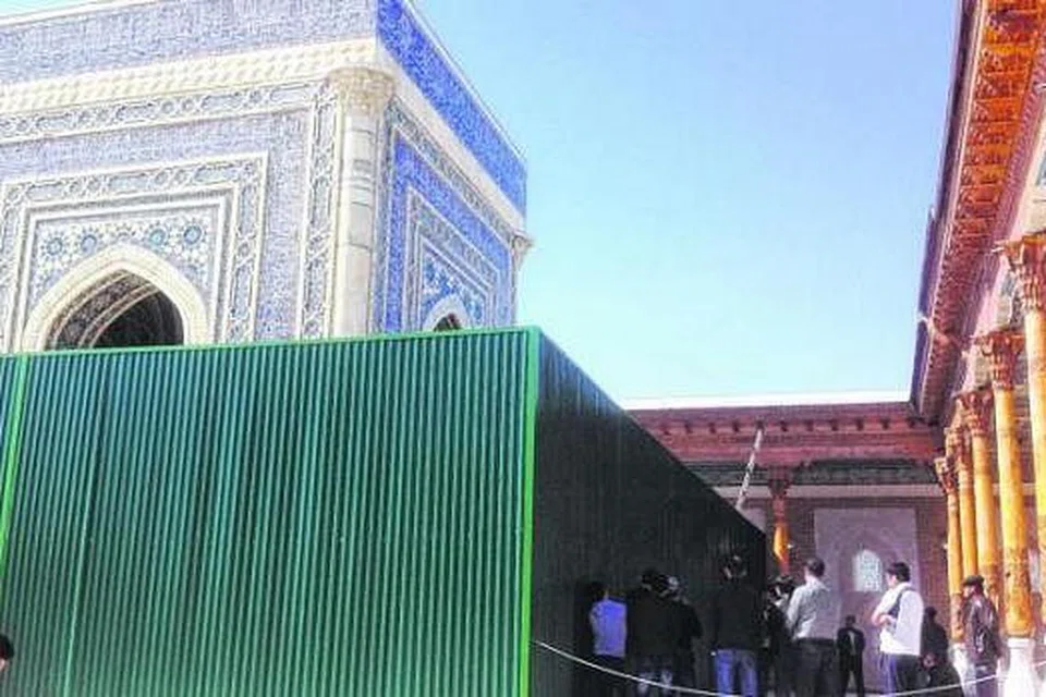 MENJEJAK PERAWI HADIS TERSOHOR: Para pengunjung berkumpul di luar makam Imam Bukhari di Samarkand kerana kerja meluaskan ruangan ziarah yang sedang giat dijalankan dalam ruang makam. 