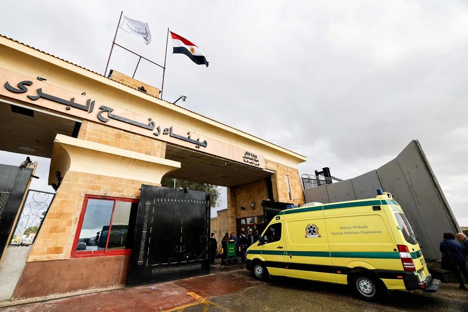 BANTUAN DIHULUR: Mesir dilapor tidak berminat untuk terlibat dalam urusan keselamatan pelarian Gaza. Gambar menunjukkan sebuah ambulans menuju ke Jaluran Gaza membawa mayat rakyat Palestin yang meninggal dunia di hospital Mesir di sempadan Rafah, di wilayah timur laut Sinai, pada 27 November.