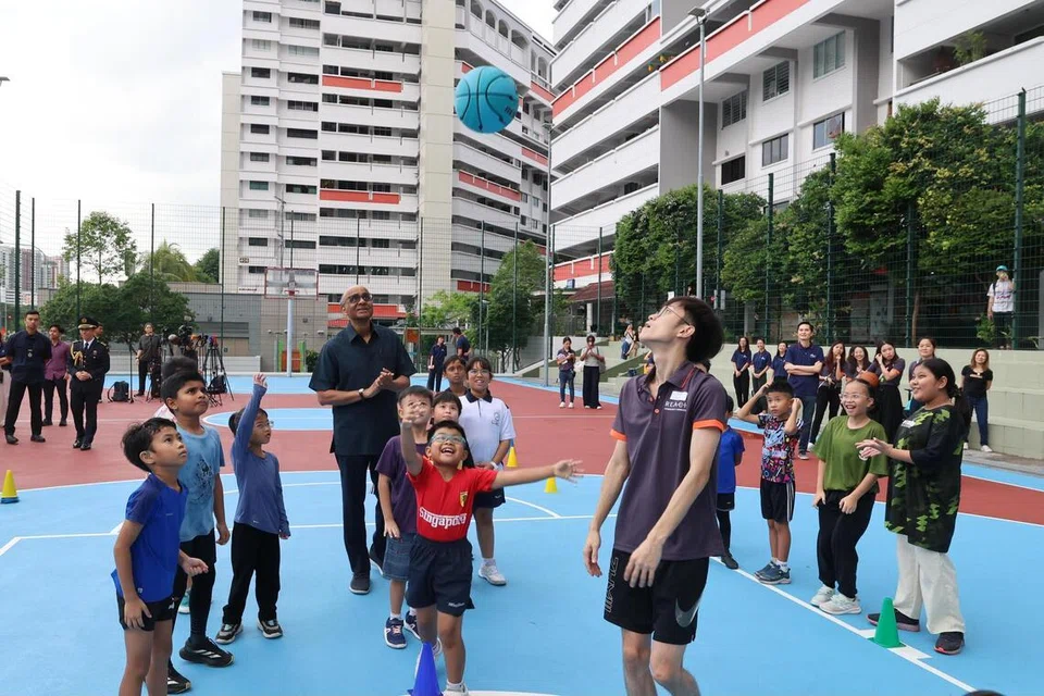 Sempena Cabaran Presiden 2026, Presiden Tharman Shanmugaratnam (empat dari kiri) mengunjungi Pusat Perkhidmatan Keluarga (FSC) REACH di Sin Ming Avenue pada 30 April. Antara yang ditemui beliau ialah Muhammad Nuh Alfian (tengah, berbaju merah), yang merupakan benefisiari program terapi bermain dan sukan anjuran pusat tersebut. Program yang disertai Alfian kini dijalankan secara berasingan dan akan digabungkan di bawah inisiatif Projek GEMinate, yang dijangka dilancarkan tidak lama lagi dengan sokongan Cabaran Presiden tahun ini.
