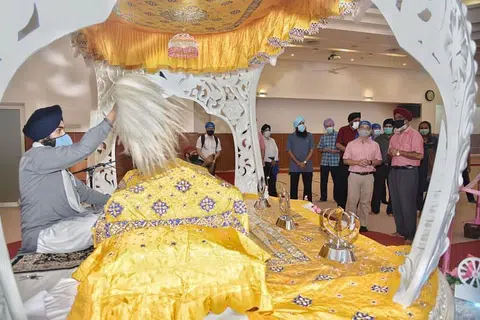 (dua dari kanan) Menteri Kebudayaan, Masyarakat dan Belia Edwin Tong bersama Encik Baljit Singh (kanan), presiden Lembaga Kuil Central Sikh dalam satu lawatan ke kuil itu pada 26 Sep.
