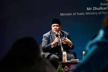 Presiden Kanan Mahkamah Syariah Singapura (SYC), Ustaz Irwan Hadi Mohd Shuhaimy, menyampaikan ucaptama semasa Forum Amalan Mahkamah Syariah 2026 yang berlangsung di Grand Hyatt Singapore pada 31 Julai.