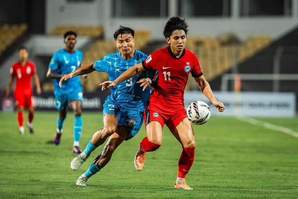 Pemain sayap Singapura, Glenn Kweh (kanan), memainkan peranan penting buat pasukan Singa dalam kempen kelayakan Piala Asia. Beliau dijangka terus memainkan peranan besar apabila Singa beraksi di Piala Asia di Arab Saudi pada 2027.