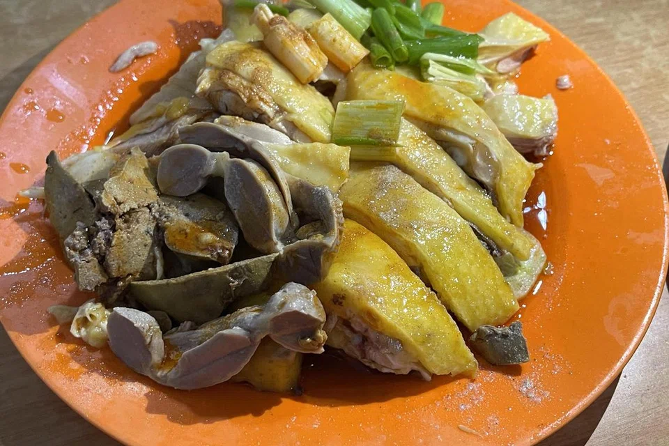 SEDAP DAN SIHAT:  Daging ayam lebih sihat dihidangkan secara kukus.