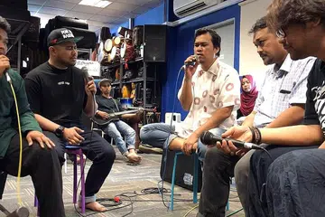 PERSEDIAAN BAGI 'MALAM SASTERA': Kumpulan harmoni popular 2D - (dari kiri) Rifaah, Adeep, Zainal, Rusli dan Rayhul - berlatih dalam studio Nadi Singapura di Pusat Seni Aliwal sebagai persiapan 'Malam Sastera V: Kekata Kelkatu - Satu Kembara Seni'. - Foto NAJIB SOIMAN
