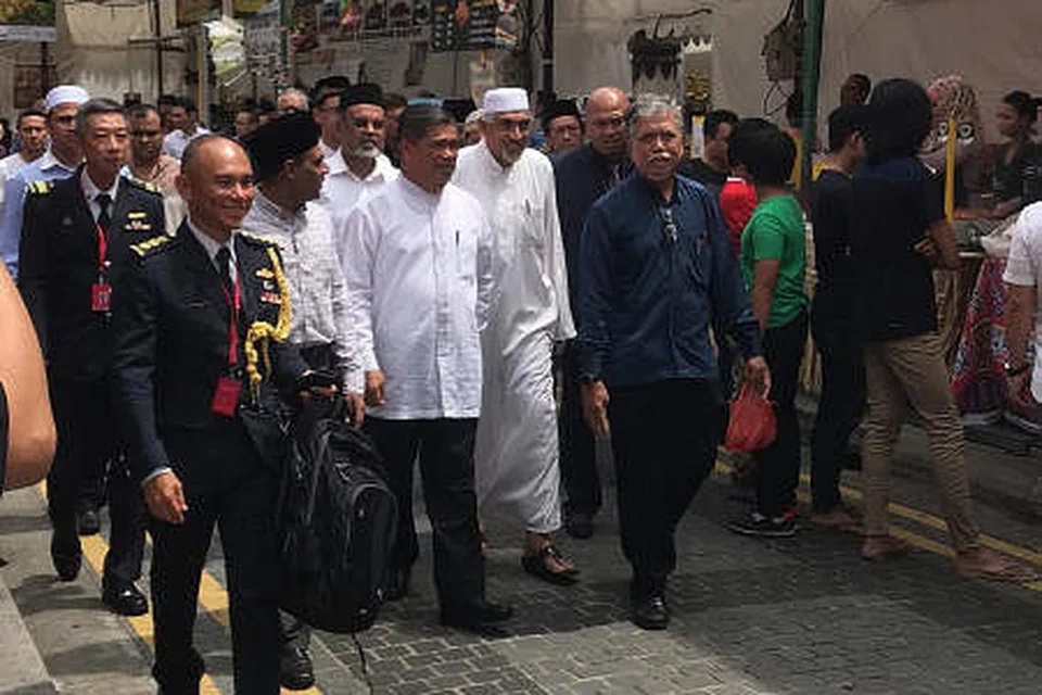 SELEBRITI SEGERA: Mat Sabu (tiga dari kiri) berkata beliau terkejut disambut begitu mesra di Singapura.