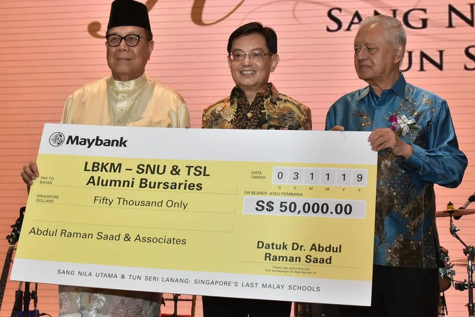 BERI SEMULA: Datuk Dr Abdul Raman Saad (kiri) bergambar bersama Timbalan Perdana Menteri Encik Heng Swee Keat dan pengurusi penganjur majlis dan mantan pengetua TSL, Haji Wan Hussin Zoohri, selepas menyampaikan cek bernilai $50,000 untuk dana pendidikan keluarga anggota alumni kedua-dua sekolah. Dana itu akan dikendalikan oleh LBKM. - Foto JAWATANKUASA PENGANJUR SNU-TSL