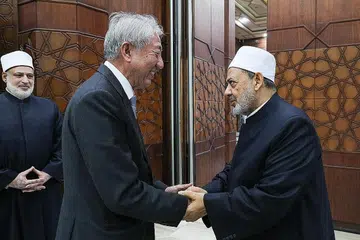 PERTEMUAN BERMAKNA: SM Teo (kiri) juga bertemu Imam Besar Universiti Al-Azhar, Dr Ahmed Al Tayyeb (kanan), pada Ahad dan menyampaikan penghargaan Singapura di atas sokongan Imam Besar kepada para pelajar Universiti Al-Azhar. - Foto MCI