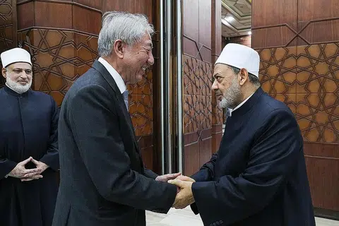 PERTEMUAN BERMAKNA: SM Teo (kiri) juga bertemu Imam Besar Universiti Al-Azhar, Dr Ahmed Al Tayyeb (kanan), pada Ahad dan menyampaikan penghargaan Singapura di atas sokongan Imam Besar kepada para pelajar Universiti Al-Azhar. - Foto MCI