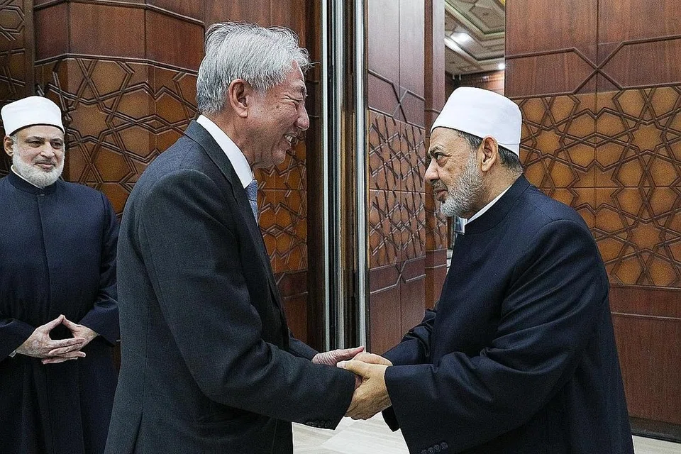 PERTEMUAN BERMAKNA: SM Teo (kiri) juga bertemu Imam Besar Universiti Al-Azhar, Dr Ahmed Al Tayyeb (kanan), pada Ahad dan menyampaikan penghargaan Singapura di atas sokongan Imam Besar kepada para pelajar Universiti Al-Azhar. - Foto MCI