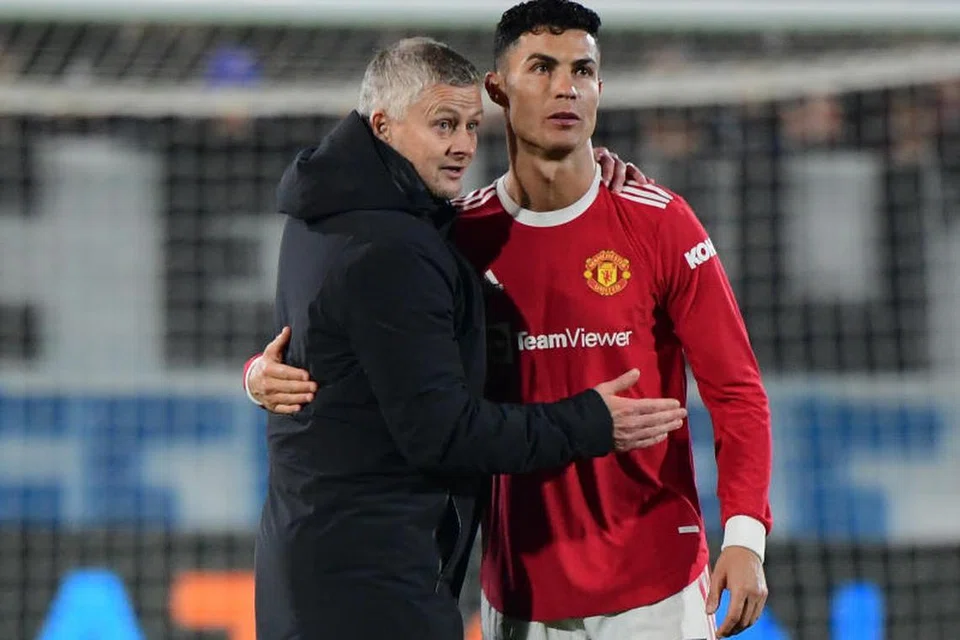LANGKAH TIDAK MENJADI: Semasa menguruskan Manchester United, Ole Gunnar Solskjaer (kiri) mendapatkan semula khidmat Cristiano Ronaldo pada Ogos 2021 tetapi pemain asal Portugal itu akhirnya meninggalkan kelab tersebut pada November 2022.