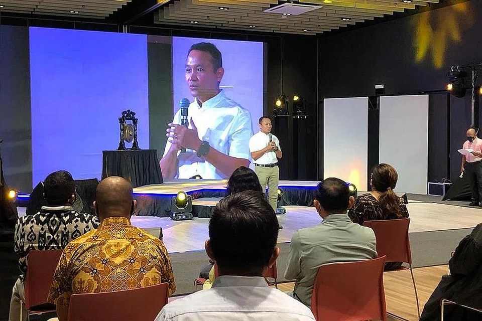 FAHAMI KEPERLUAN PENDUDUK: Menurut Encik Fahmi (atas) kumpulan sukarelawan M³@Geylang Serai akan mendekati penduduk untuk memahami dengan lebih mendalam keperluan mereka. Beliau turut bersama anggota jawatankuasa M³@Geylang Serai selepas pelancaran rasminya semalam. - Foto WISMA GEYLANG SERAI