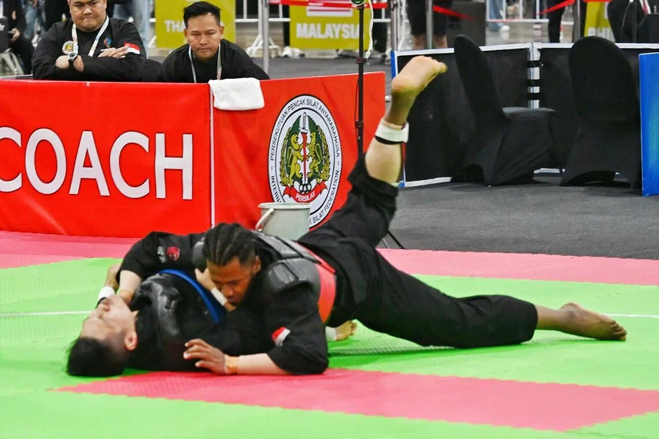 Sheik Ferdous Sheik Alau’ddin (kanan) membanting lawannya dari Vietnam, Nguyen Duy Tuyen (kiri) dalam perlawanan final kelas I (85-90 kilogram) Putra Sukan SEA pada 17 Disember di Dewan Impact Forum, Bangkok.