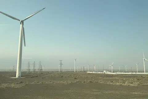 ‘Urumqi Wind Turbine Farm’ menempatkan ratusan turbin angin yang menjana kuasa elektrik untuk wilayah Xinjian.