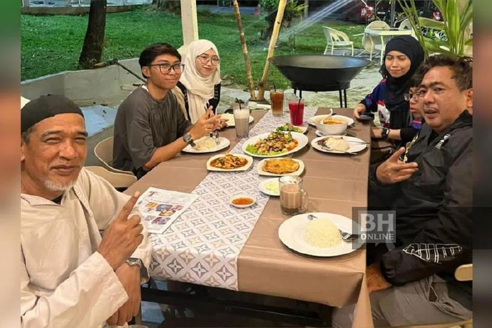 Bekas pengurus Nico, Ayob Abd Majid (kiri), berkongsi foto terakhir Allahyargam Nico (kanan), ketika arwah berkunjung ke restorannya di Sungai Buloh pada Disember 2024.
