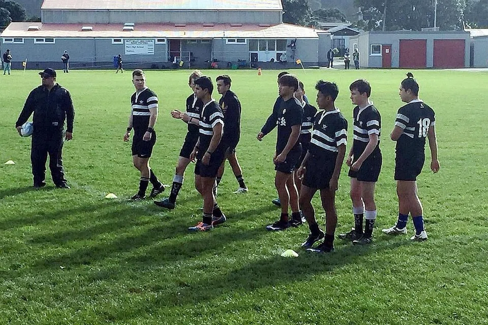 TUNJUK HANDAL: Solihin (dua dari kanan) dan rakannya, Ng (di kanannya), berpeluang menunjukkan sekilas kecekapan apabila menyarungi jersi pasukan Valley High School dalam dua perlawanan persabahatan. - Foto ihsan MUHAMMAD NUR SOLIHIN MANSOR 