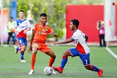 MAHU TERUS BANTU PASUKAN: Akid (kini) mahu menggunakan peluang yang diberikan kepadanya dengan sepenuhnya agar dapat terus berkembang sebagai pemain profesional. - Foto FACEBOOK, ALBIREX NIIGATA SINGAPORE