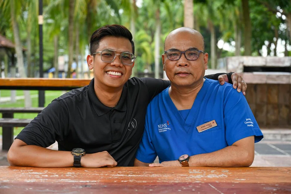 MESRA: Encik Afandi Hassan dan anaknya, Encik Abdul Zharfan, saling berkongsi cerita dan menjadi pendorong semasa berkerja.