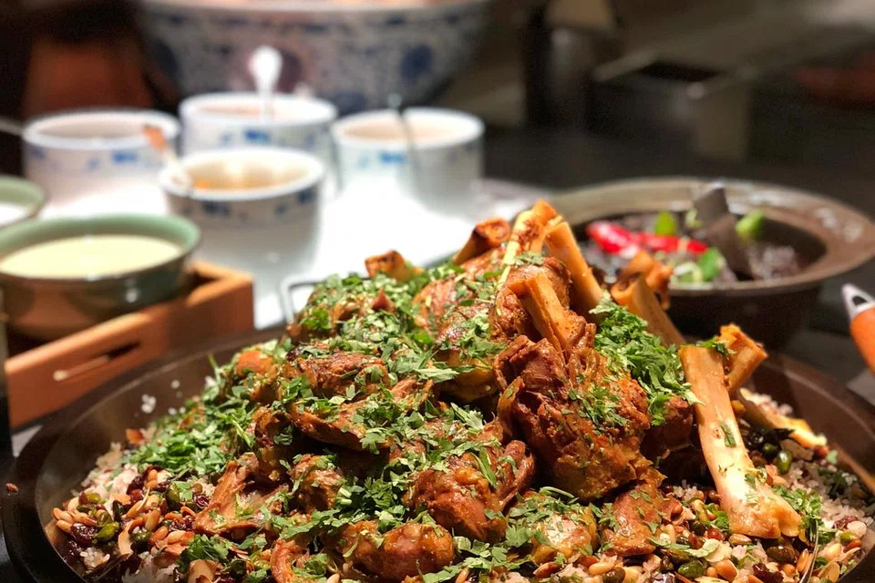Straits Kitchen menyajikan pelbagai hidangan Timur Tengah termasuk Nasi Mandi Kambing.
