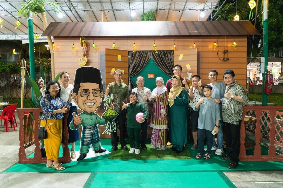Anggota Parlimen (AP) GRC Nee Soon bersama pihak penganjur di bazar tersebut pada 9 Mac.